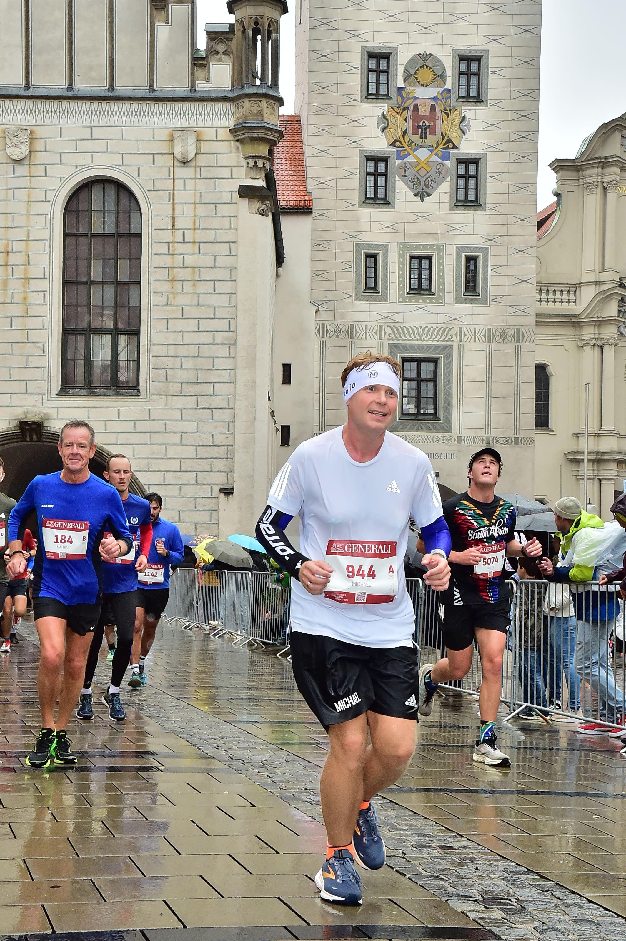 Michael Linnerer beim Generali München Marathon 2024 am Marienplatz